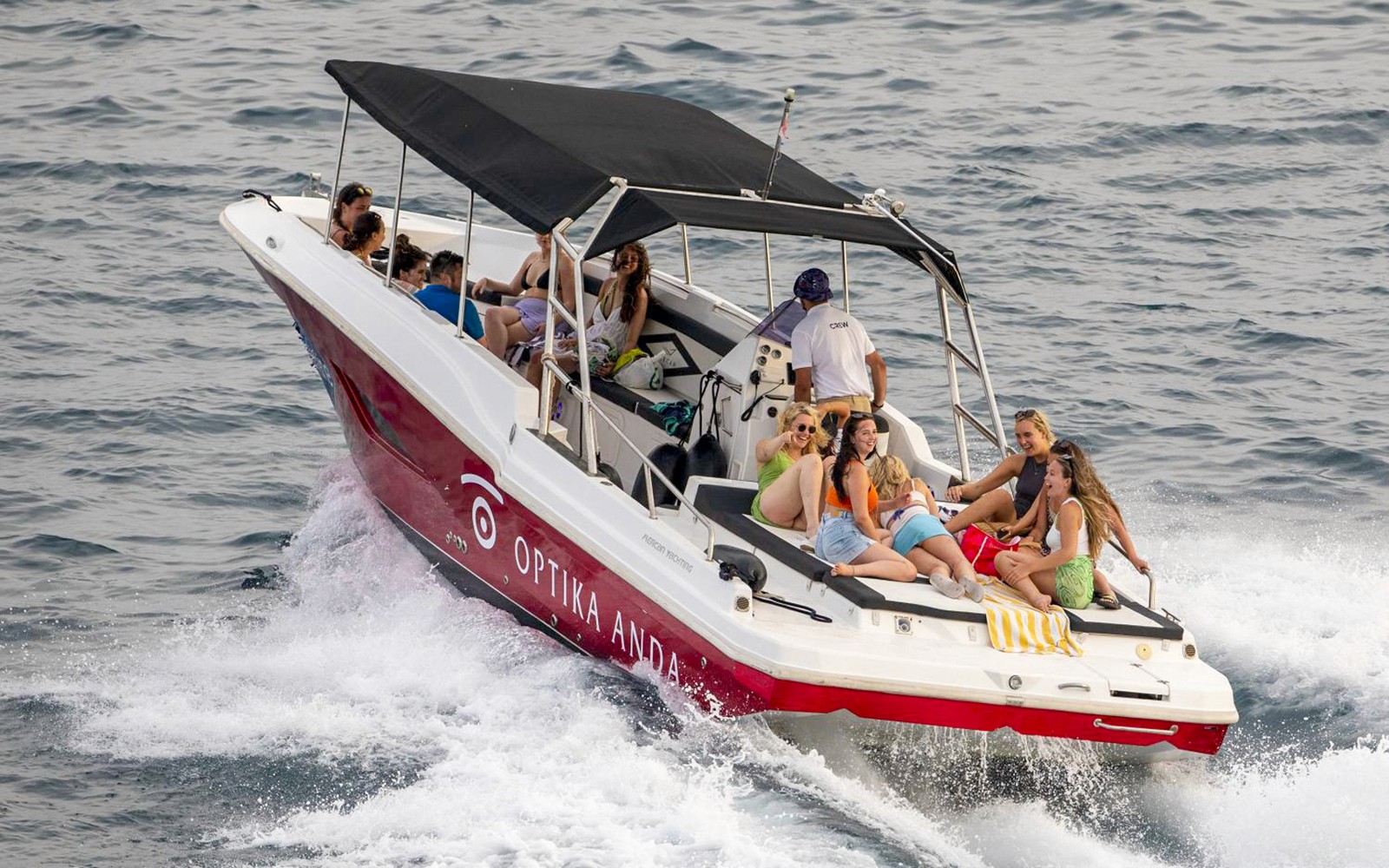 Båt med turister som njuter av ö-hoppning nära Trogir, Kroatien.