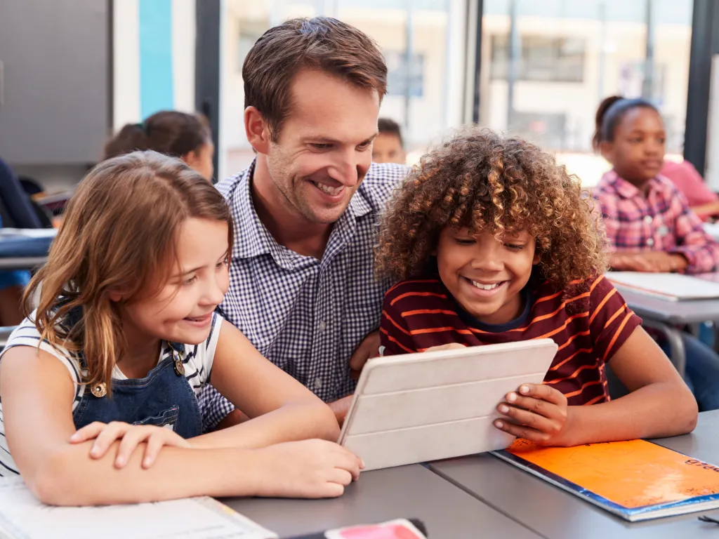 professor com alunos em concurso de leitura