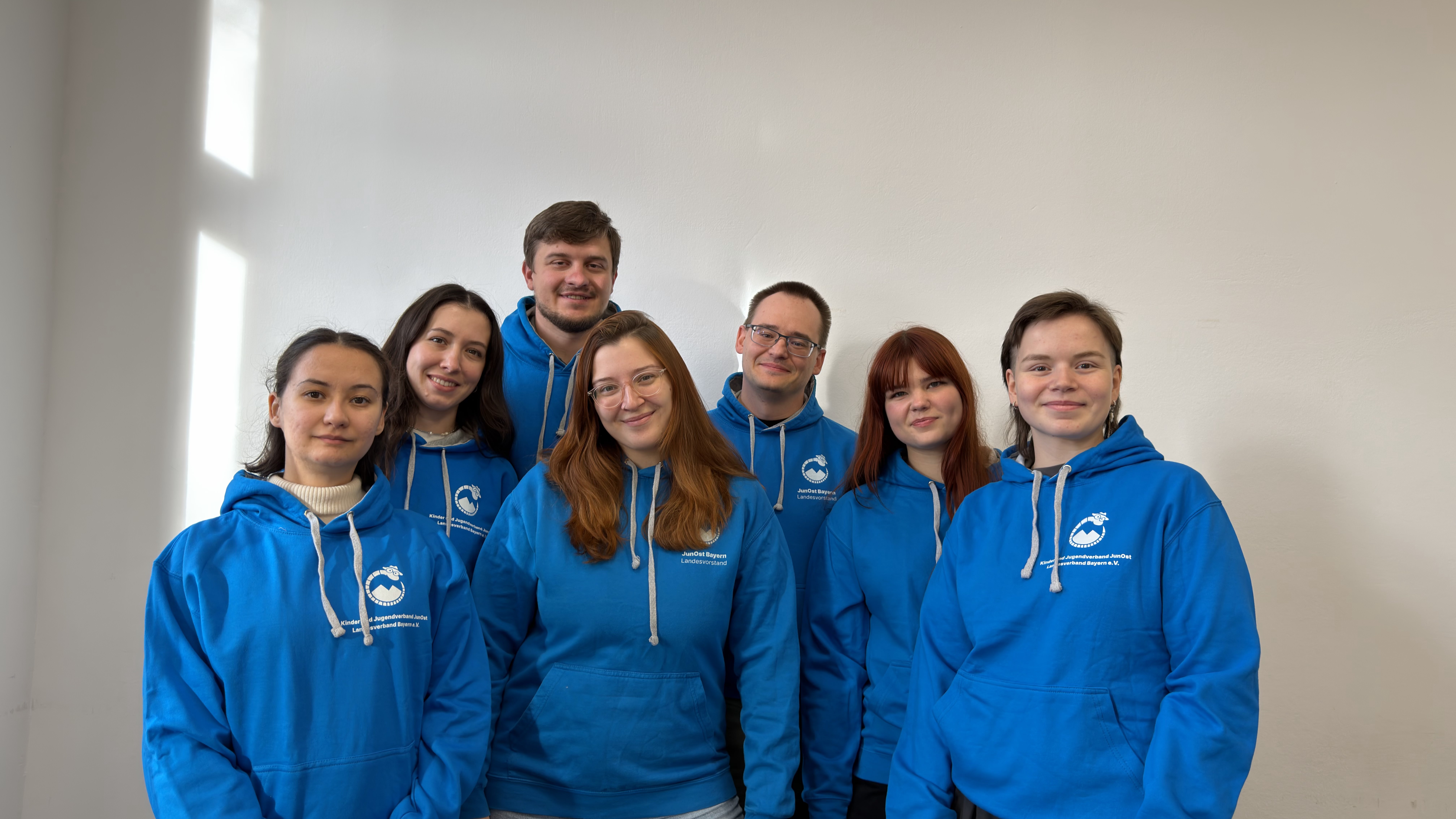 Vorstandsmitglieder lächeln in einem Gruppenfoto in die Kamera.