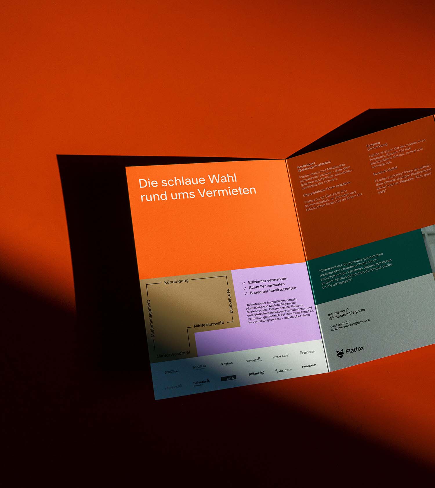 An open marketing brochure for Flatfox titled "Die schlaue Wahl rund ums Vermieten" (The smart choice for renting). The print design utilizes the brand's signature orange and purple color palette with clean diagrams, demonstrating the studio’s skill in B2B communication and layout design.