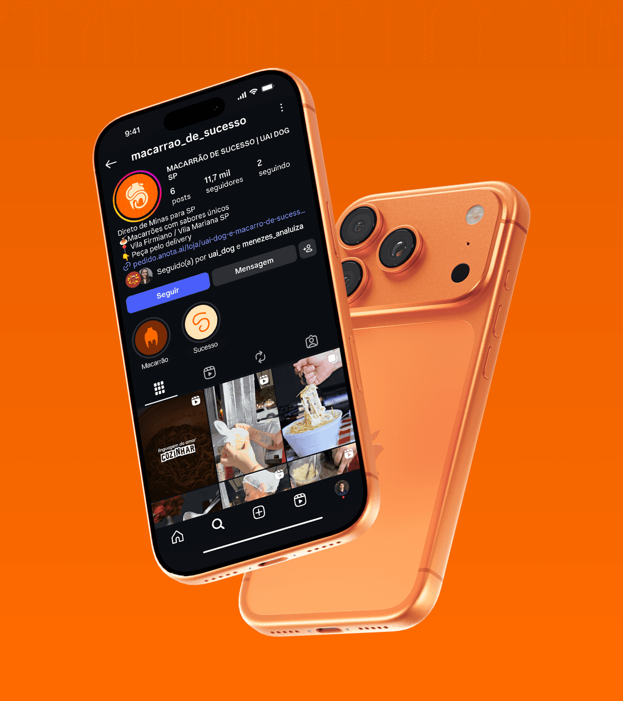 dois celulares em um fundo laranja, na única tela da imagem, é possível visualizar a rede social da empresa Macarrão de Sucesso