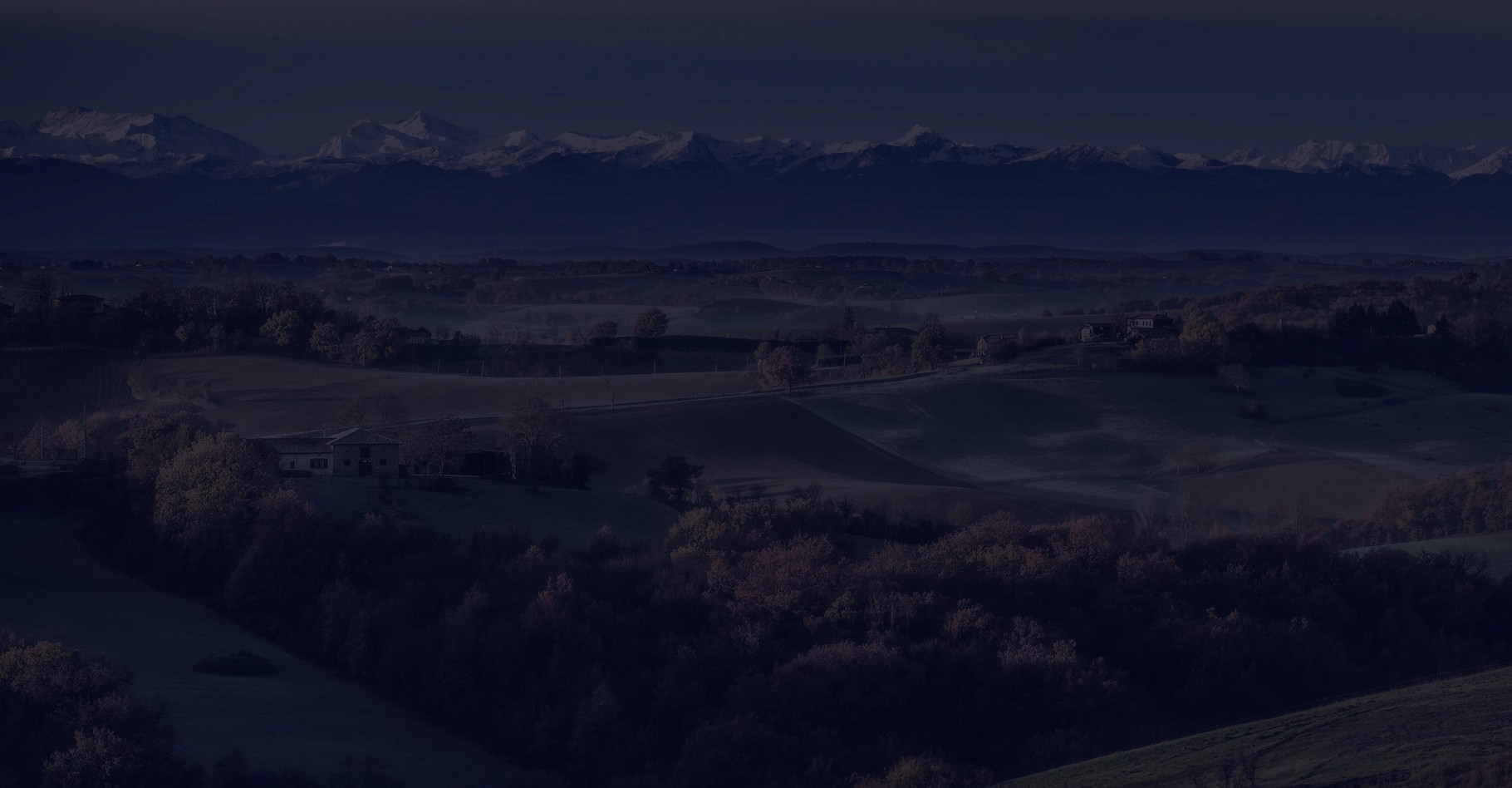 Paysage du Gers en occitanie avec des vallons et la montagne au loin, tôt le matin - Agence de communication dans la gers