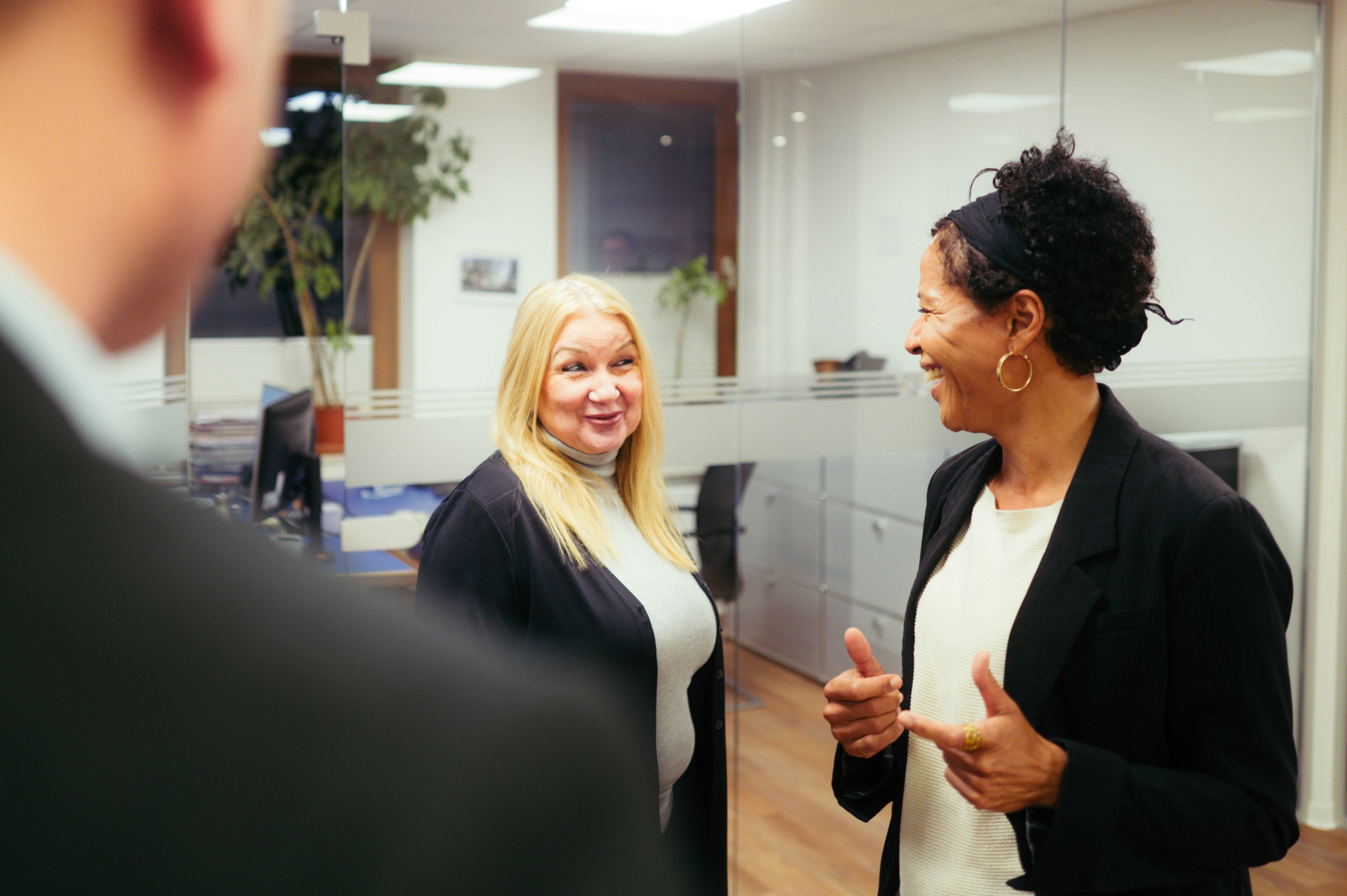 Zwei Mitarbeiterinnen im Austausch über Zusammenarbeit im Büro der Verkehrsberatung
