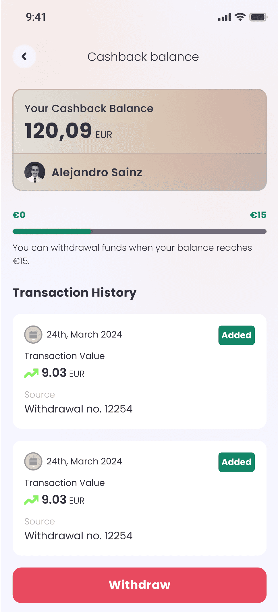 Una interfaz de aplicación móvil que muestra el saldo de cashback del usuario de €120,09. El usuario puede retirar fondos una vez que el saldo alcance los €15. Debajo de esto, hay un historial de transacciones que muestra dos retiros de €9,03, etiquetados como añadidos.