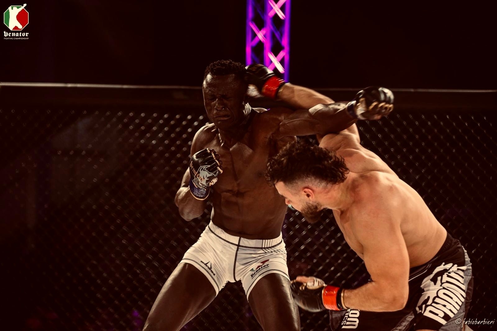 MMA-Kampf im Cage