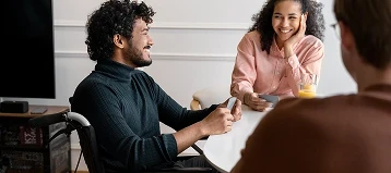 Couple avec un homme en situation de handicap dans un fauteuil roulant.