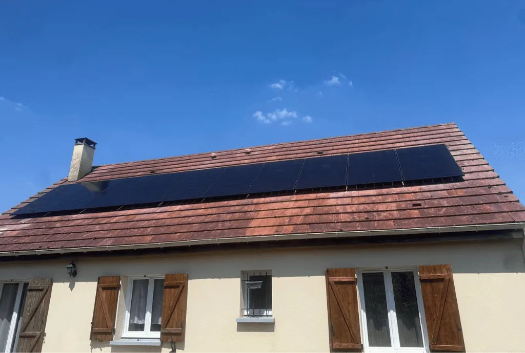 Photo de la toiture d'une maison à Donnemain-Saint-Mamès dans le Centre-Val de Loire équipée de panneaux photovoltaïques dont l'installation a été faite par Solarock.