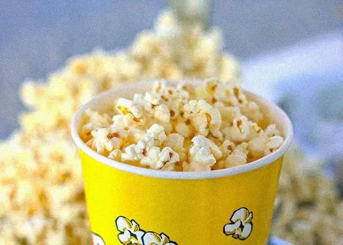 Cubo de palomitas en un cine