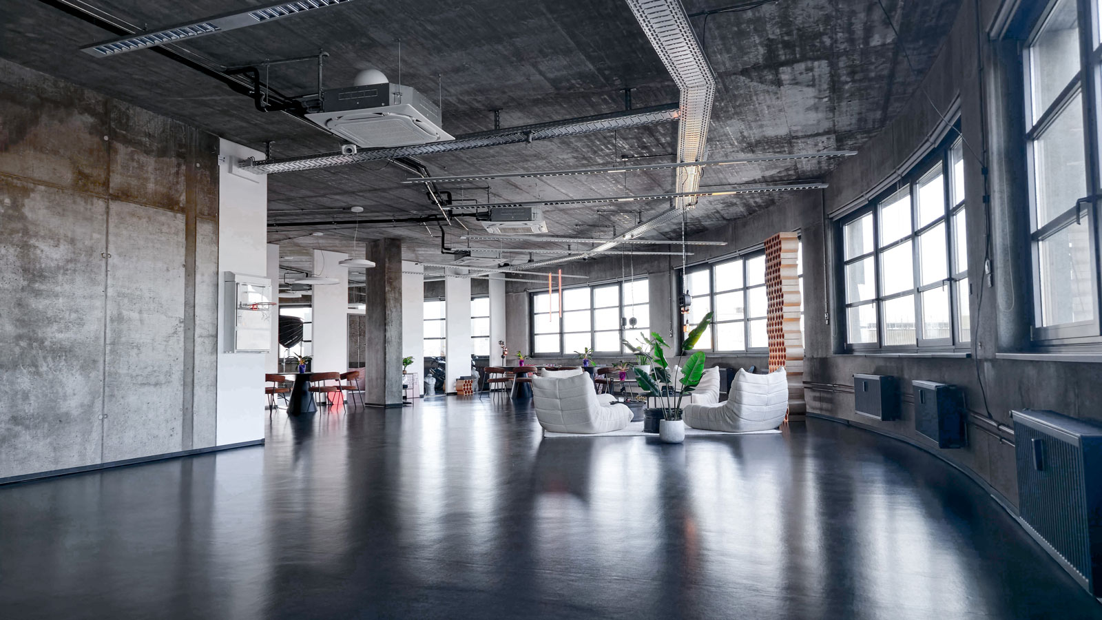 Musicvideo location in Frankfurt mit exklusivem Loft-Charakter und Tageslicht