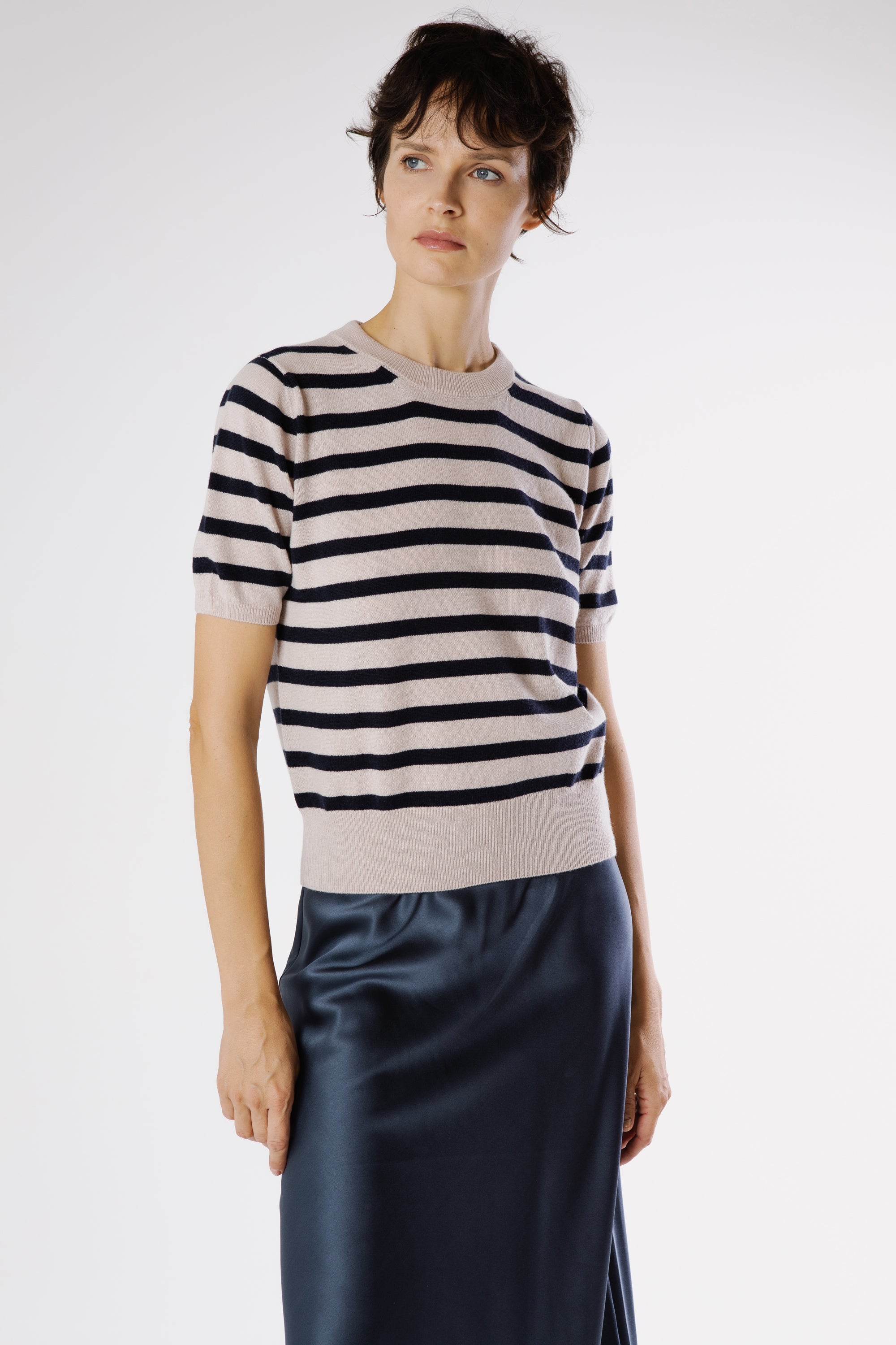 Side profile of the Ginan Cashmere Pullover Lapponia revealing its flattering shape and lightweight drape.