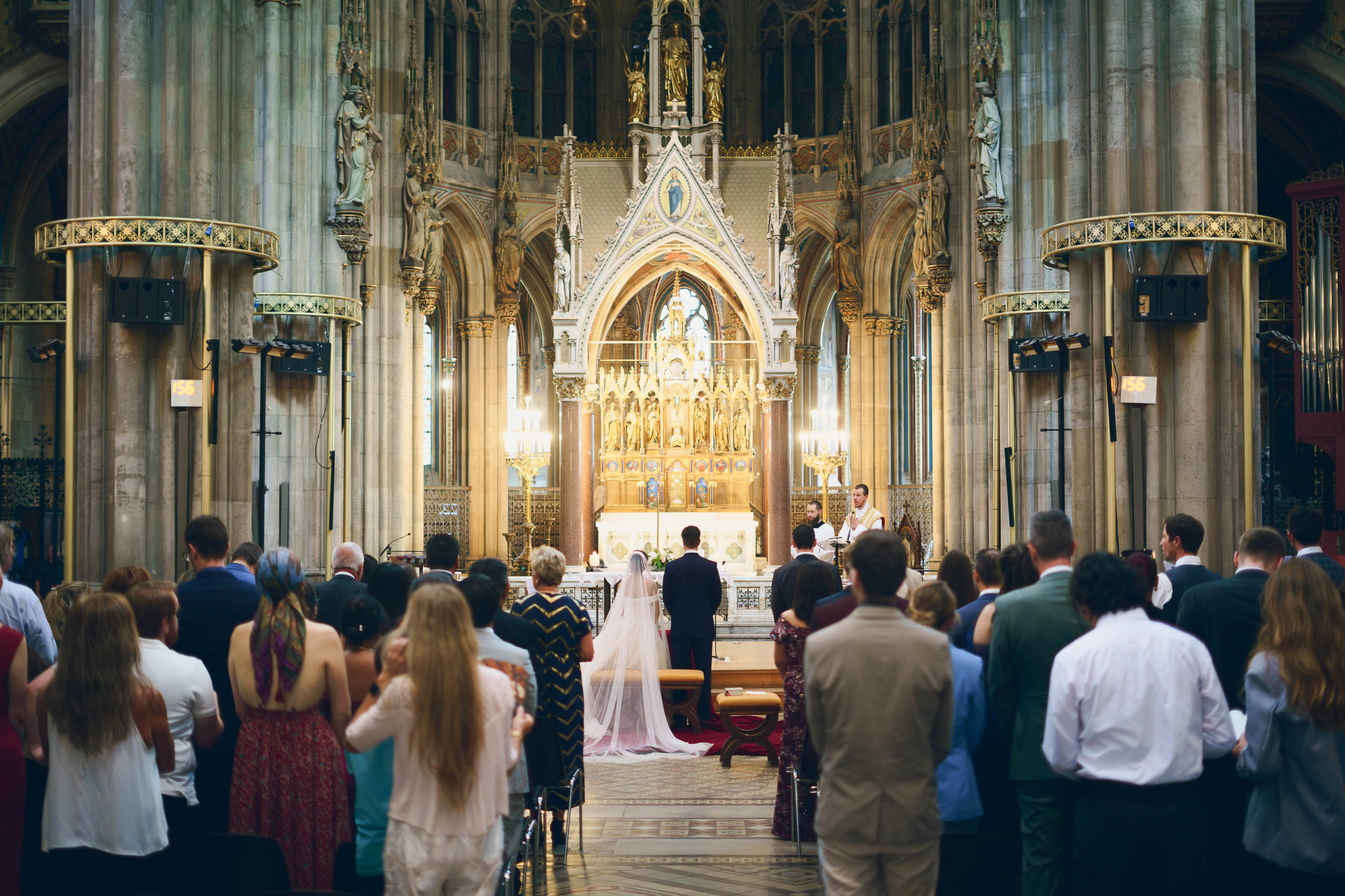 Emotionales Ambiente in der Votivkirche - Hochzeitsfotografie Wien Leon Moik