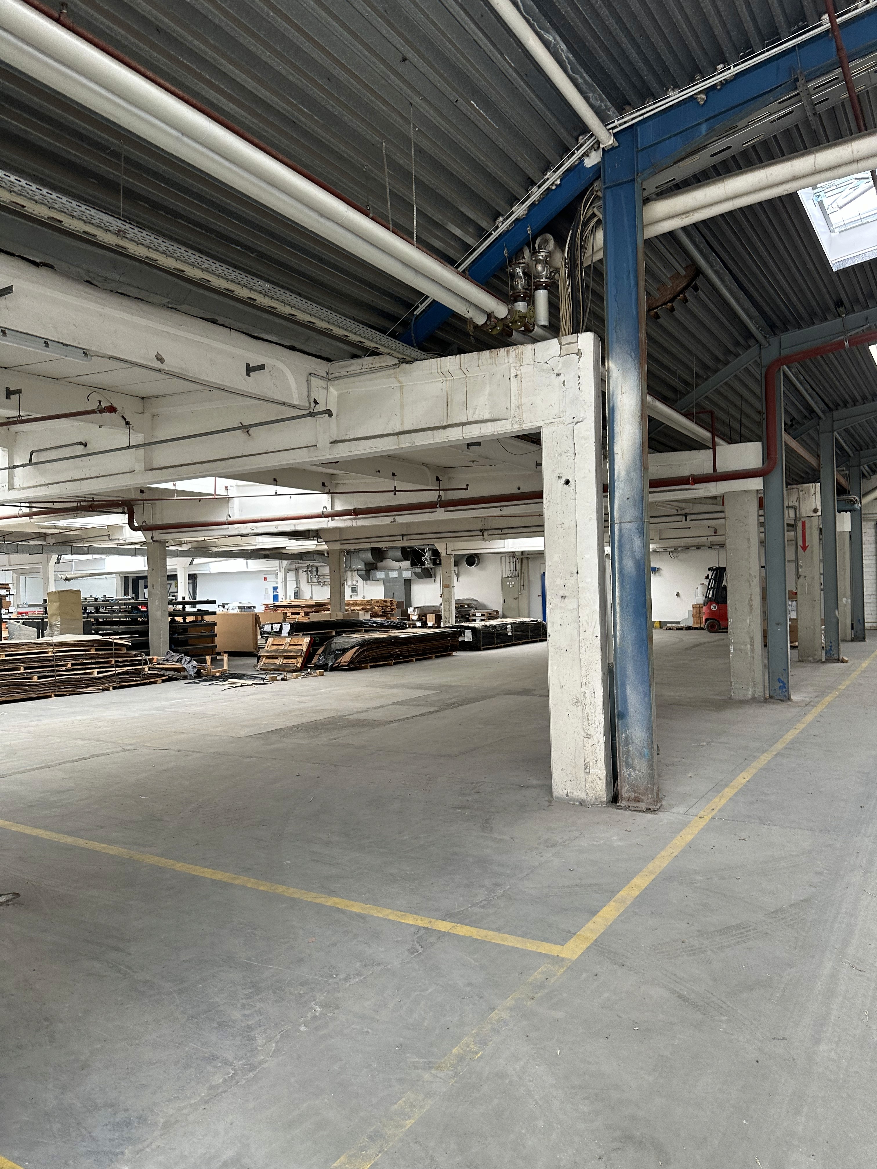 Isometrische Zeichnung eines Bauprojekts mit mehreren Gebäuden und markierten Strukturen in Rot