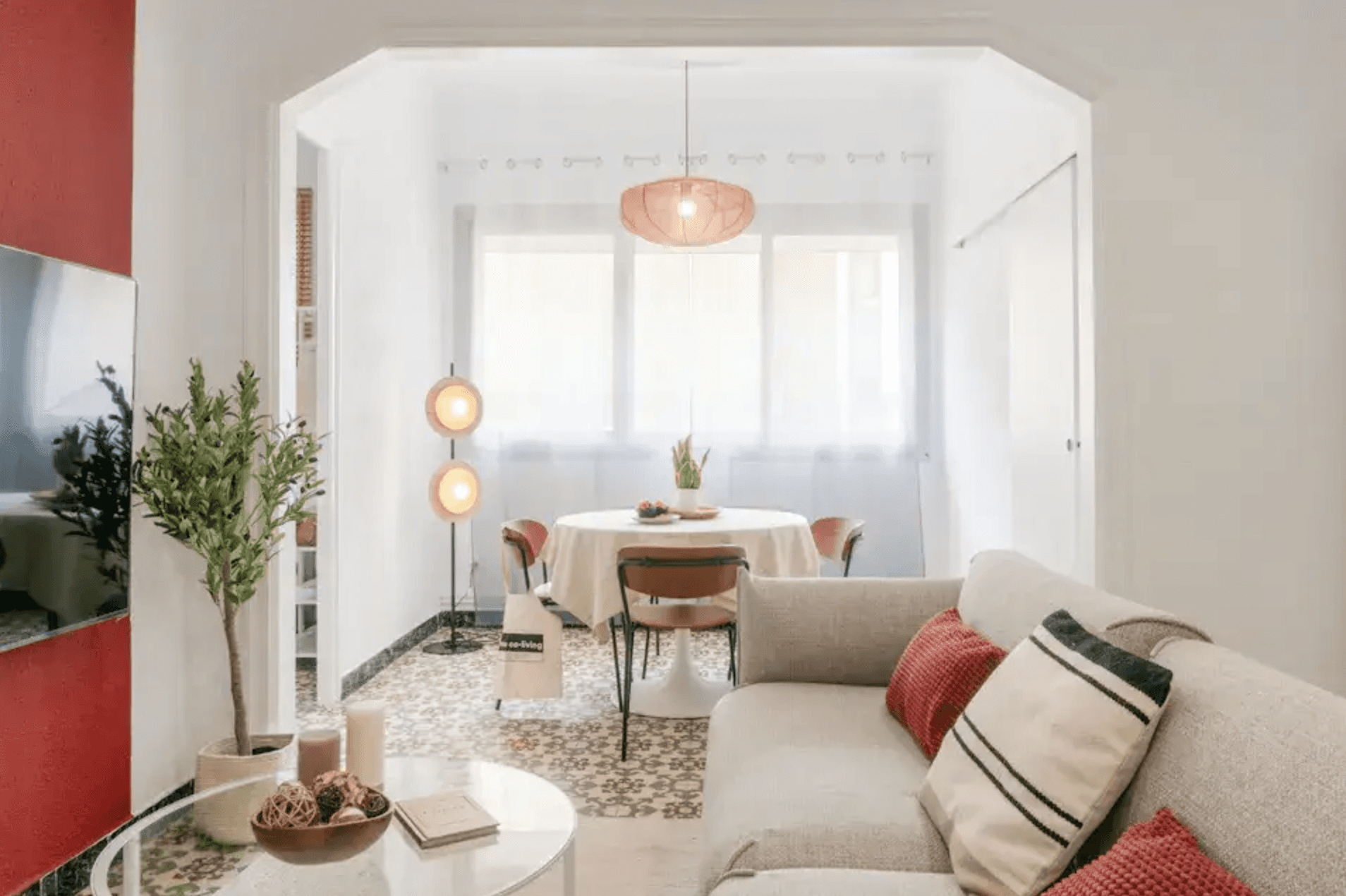 Vivienda renovada con decoración cálida del proyecto Aragó & Dos de Maig en el barrio de Sagrada Família, Barcelona.