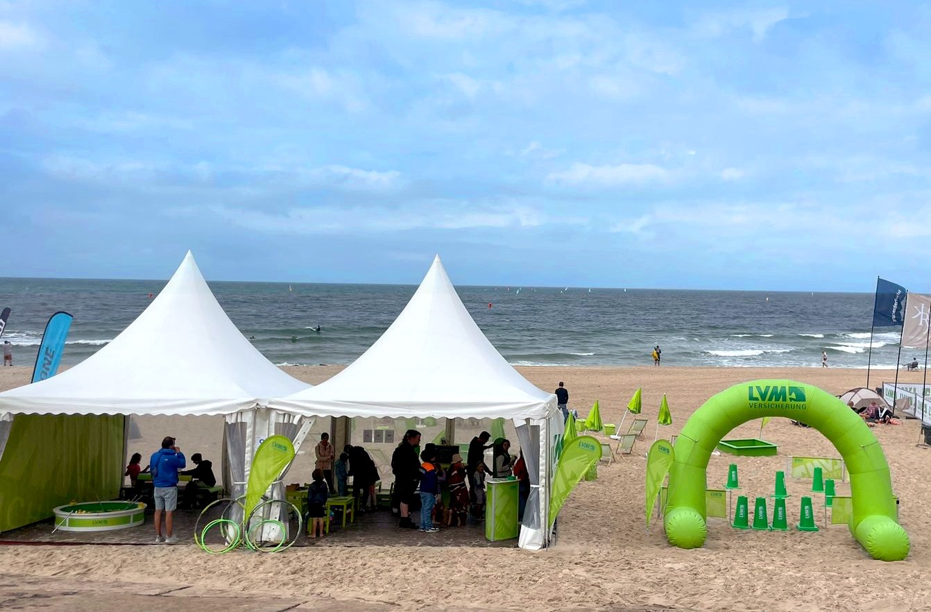 Illuminierte Halle mit vielen ZuschauerInnen