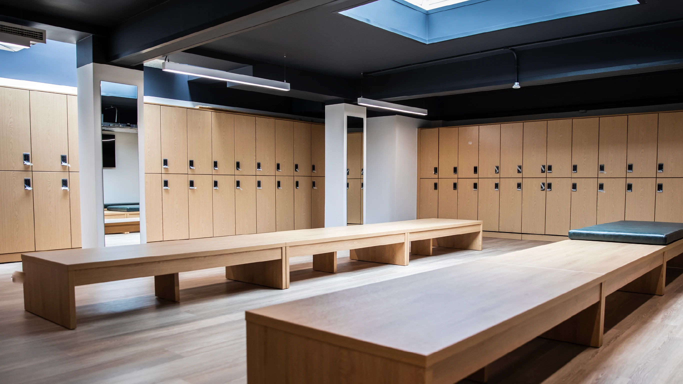 Roehampton Tennis Club changing facilities with lockers