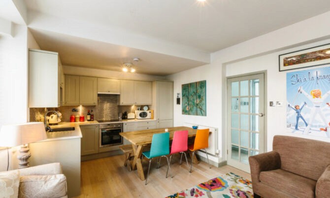 Light-filled flat in breezy Battersea