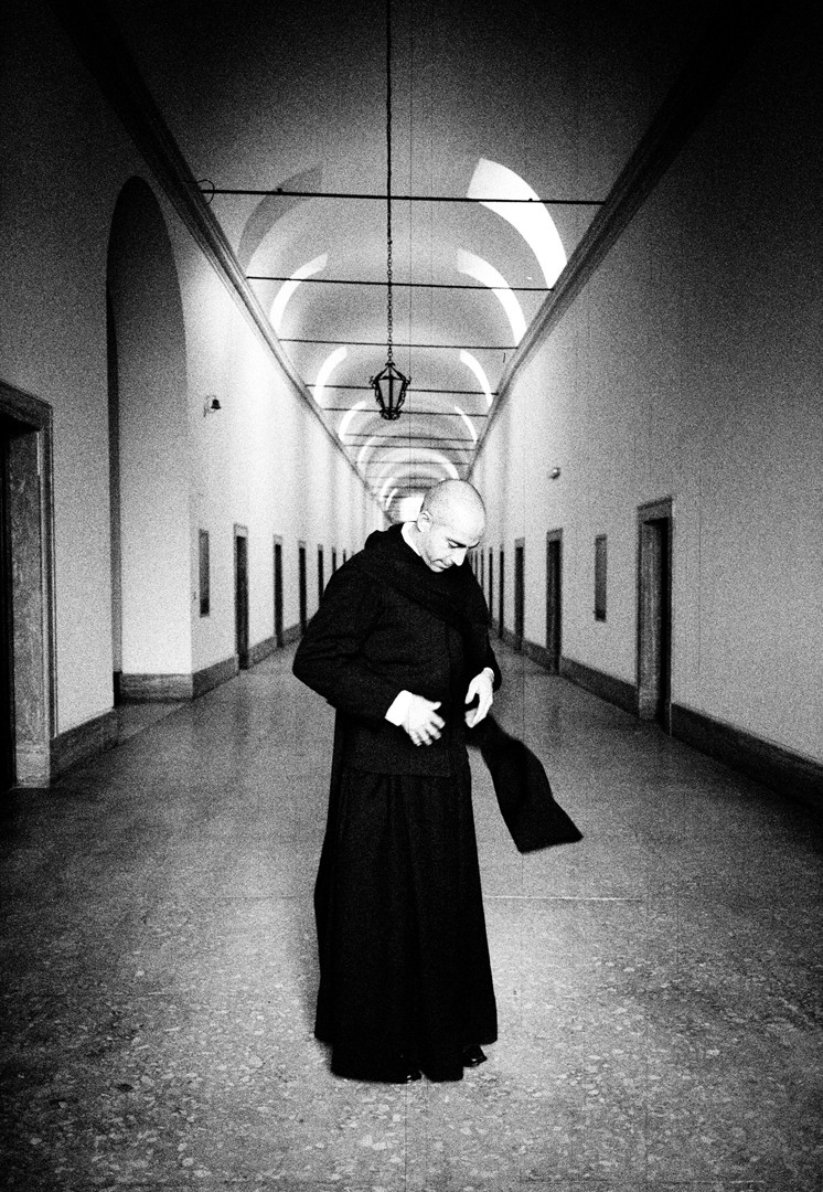 Argen – Loud Silence – expressive scream while bracing against a wall, reflection visible beside him