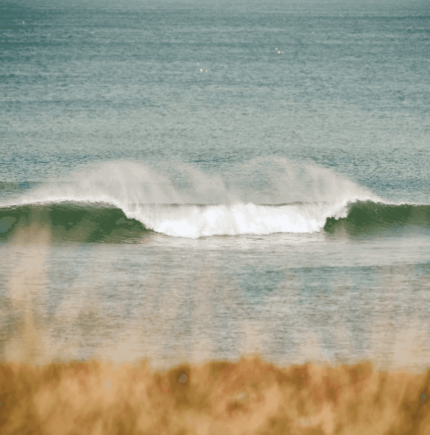 Large wave in ocean – surfboard rental in peniche.