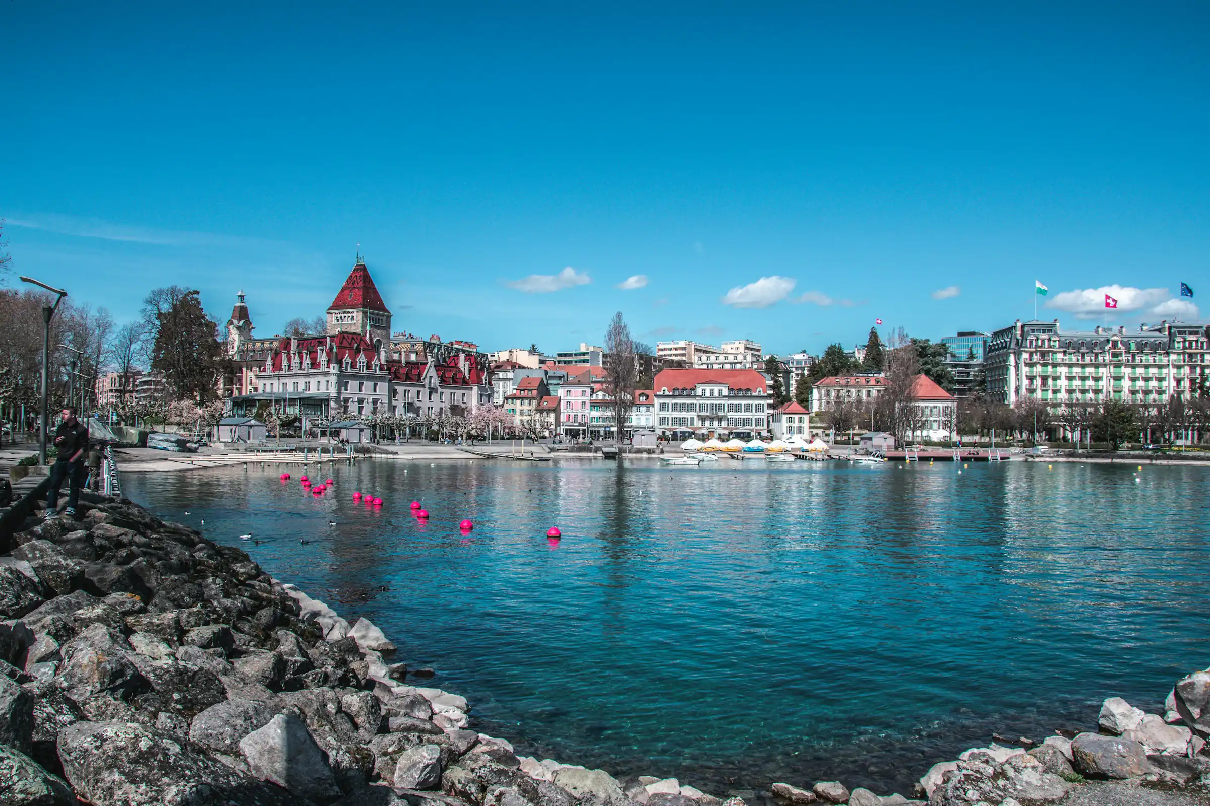 Lausanne-Ouchy, Hafen und Schloss Ouchy am türkisfarbenen Genfersee