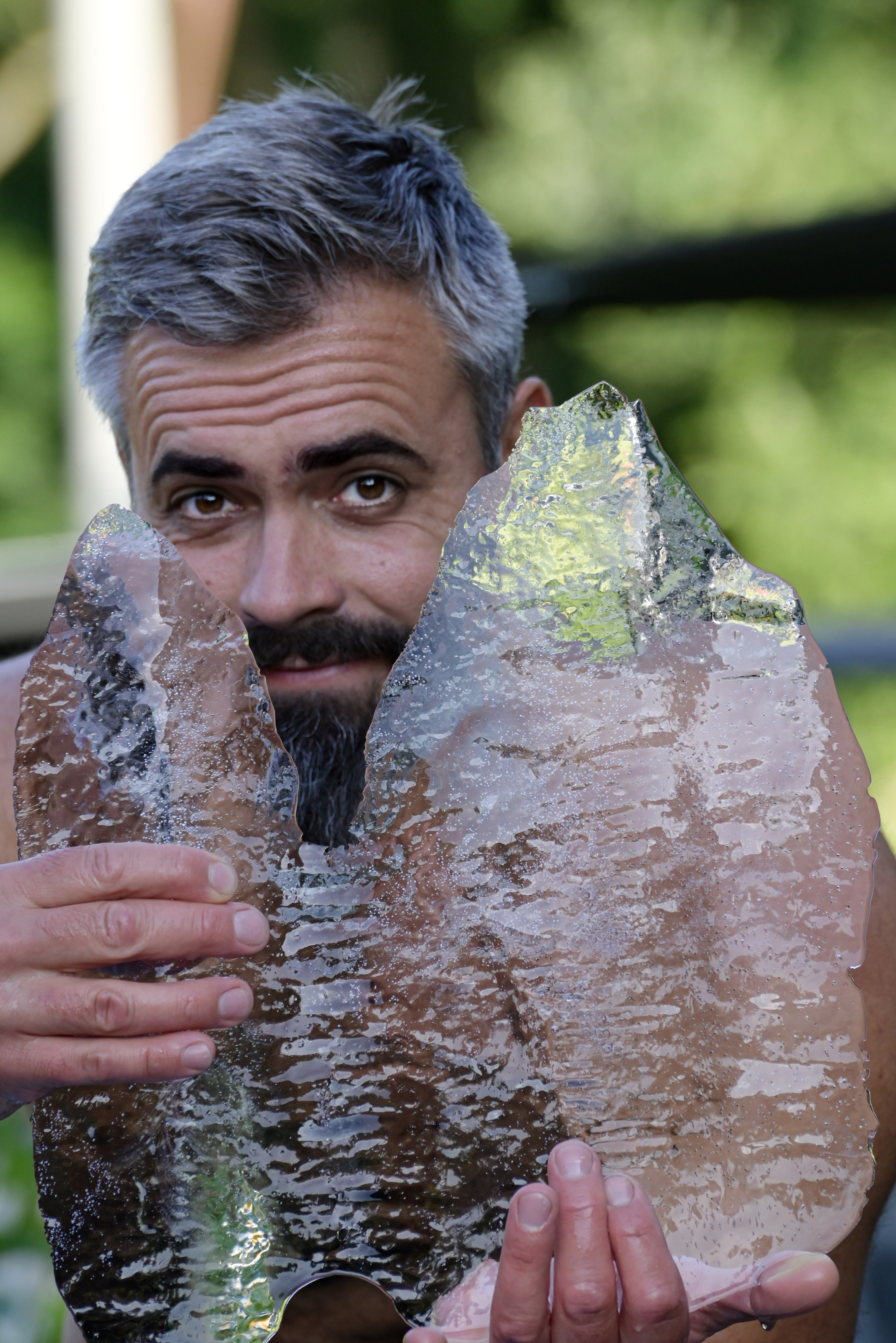 konrad derlatka trzymający lód w rekach