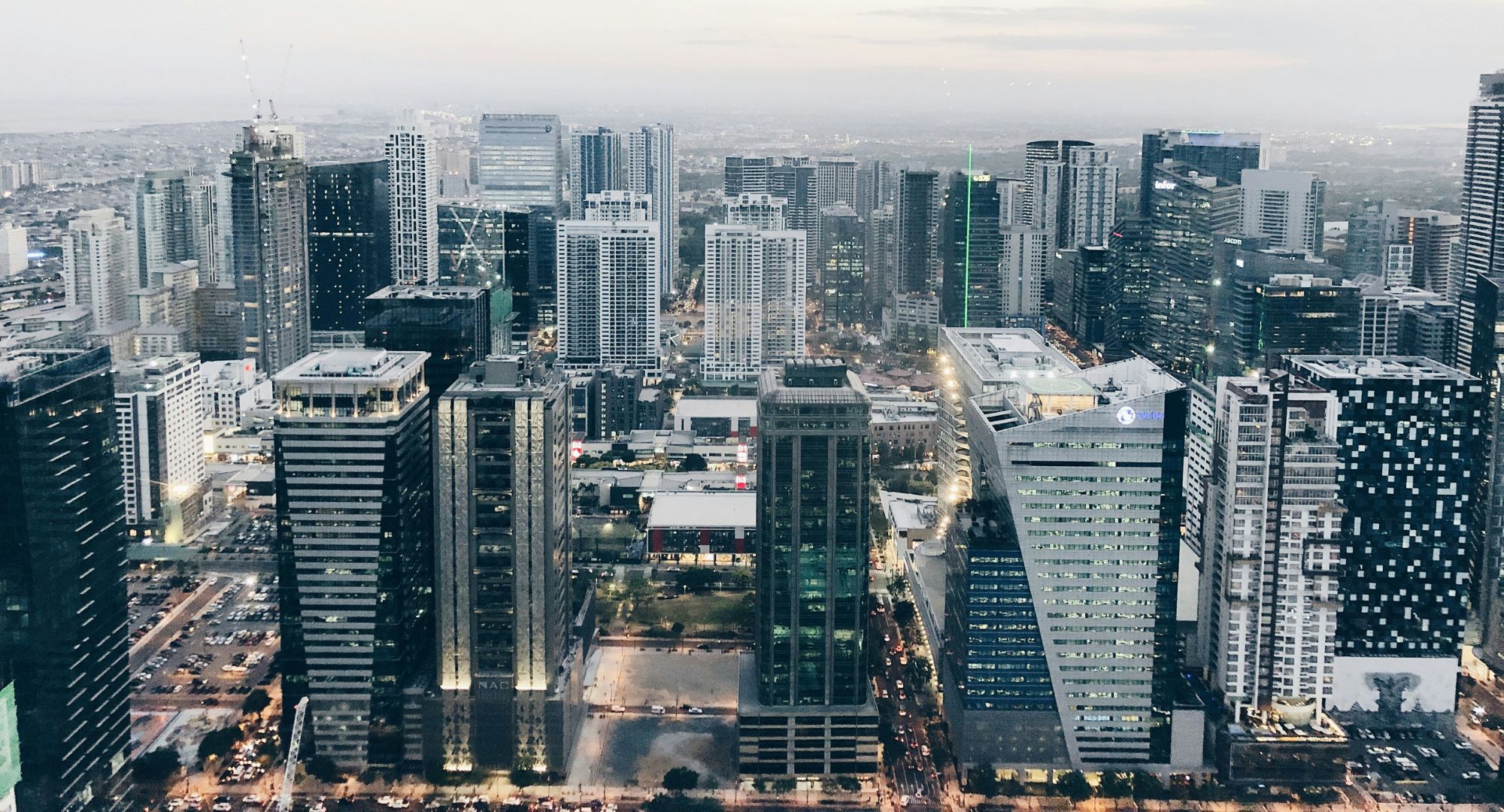 vista de cima e panorâmica de vários prédios
