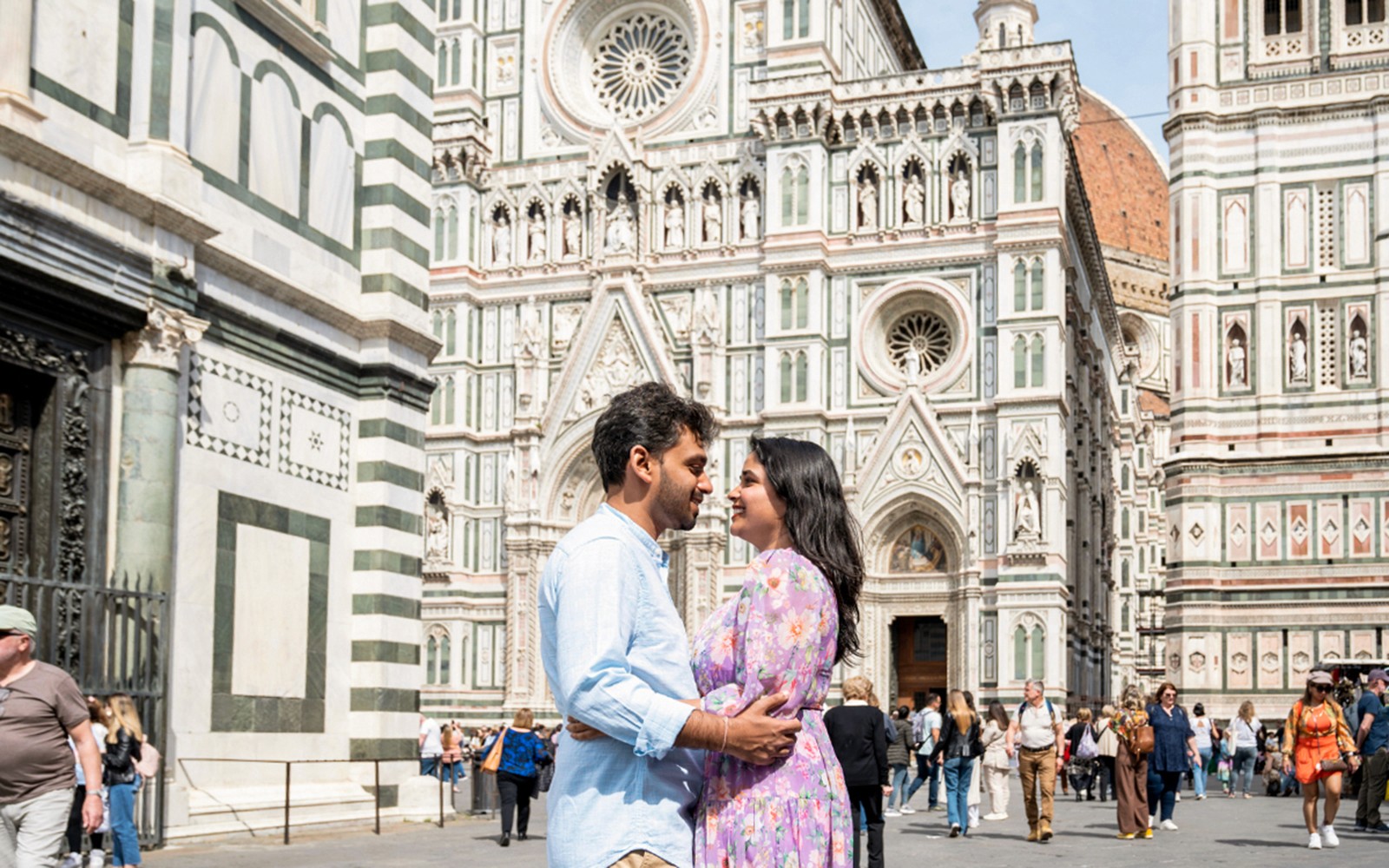 Koppel poseert voor de Duomo van Florence met een persoonlijke fotograaf.