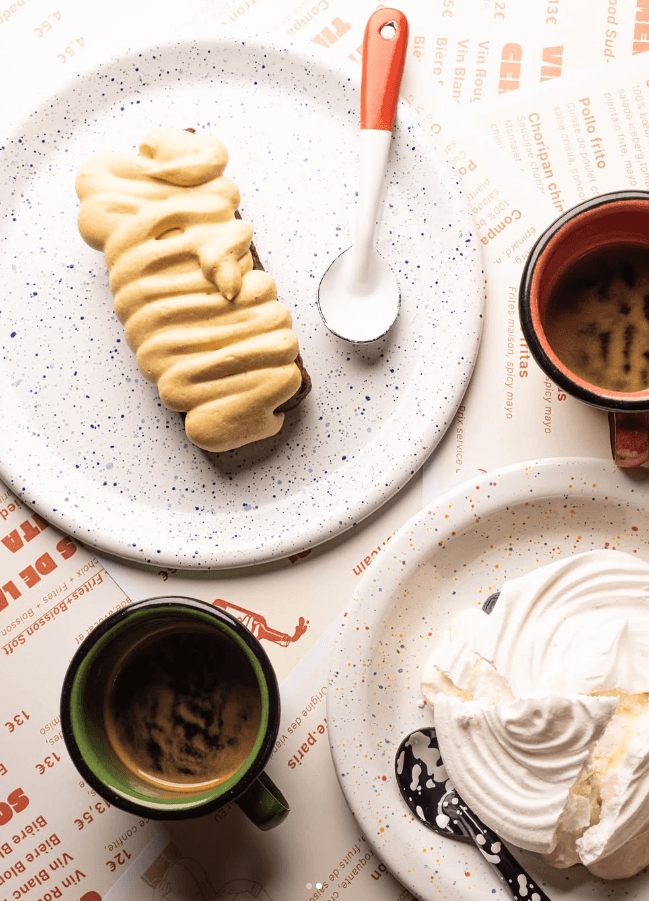 Dessert latino gourmand avec crème sucrée et espresso, servi au restaurant Compadre à Paris, spécialiste de la street food et de la cuisine sud-américaine