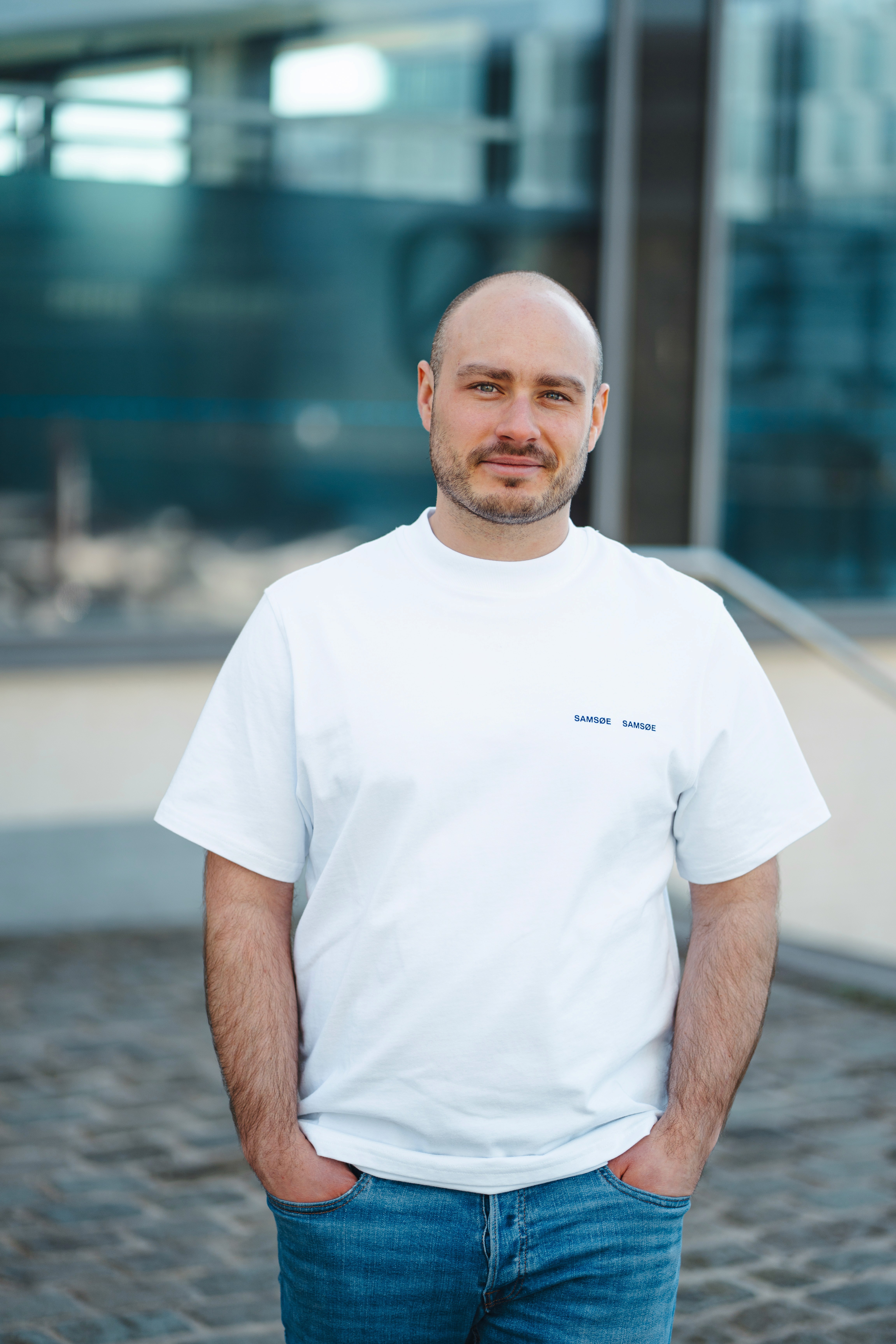 Adrian Schejbal vor urbanem Hintergrund – Designer für Personal Brands