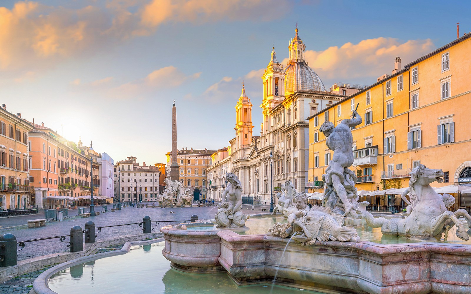 Piazza Navona z Fontanną Neptuna w Rzymie, idealna do zwiedzania na e-rowerze.