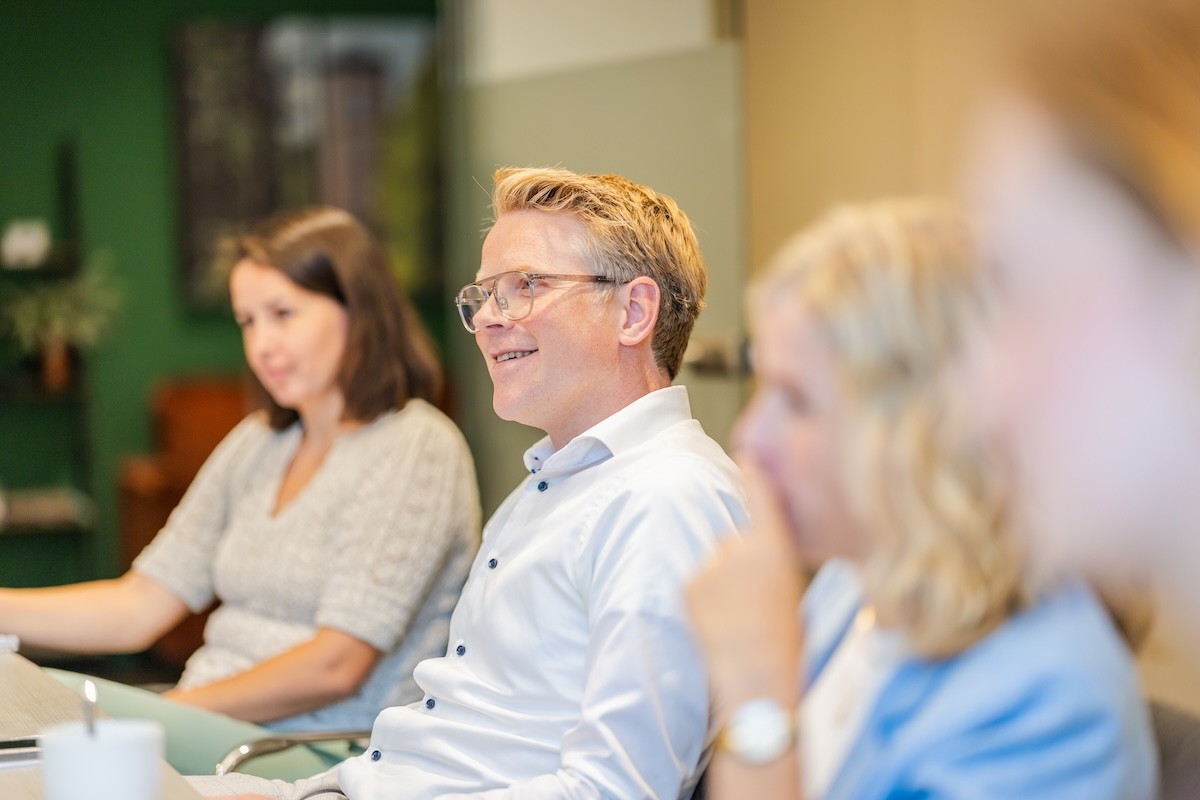 Collega's in gesprek aan tafel op kantoor