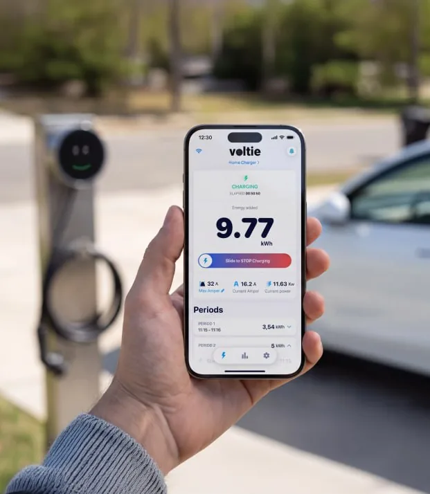 A Voltie mobilalkalmazás töltés közben, a háttérben a Voltie töltő