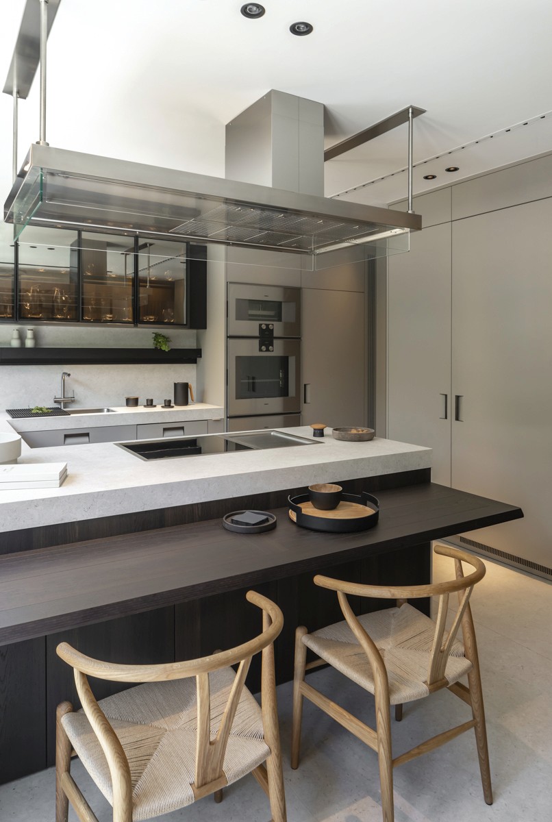 Cocina Arclinea con acabados en mármol y madera de alta gama