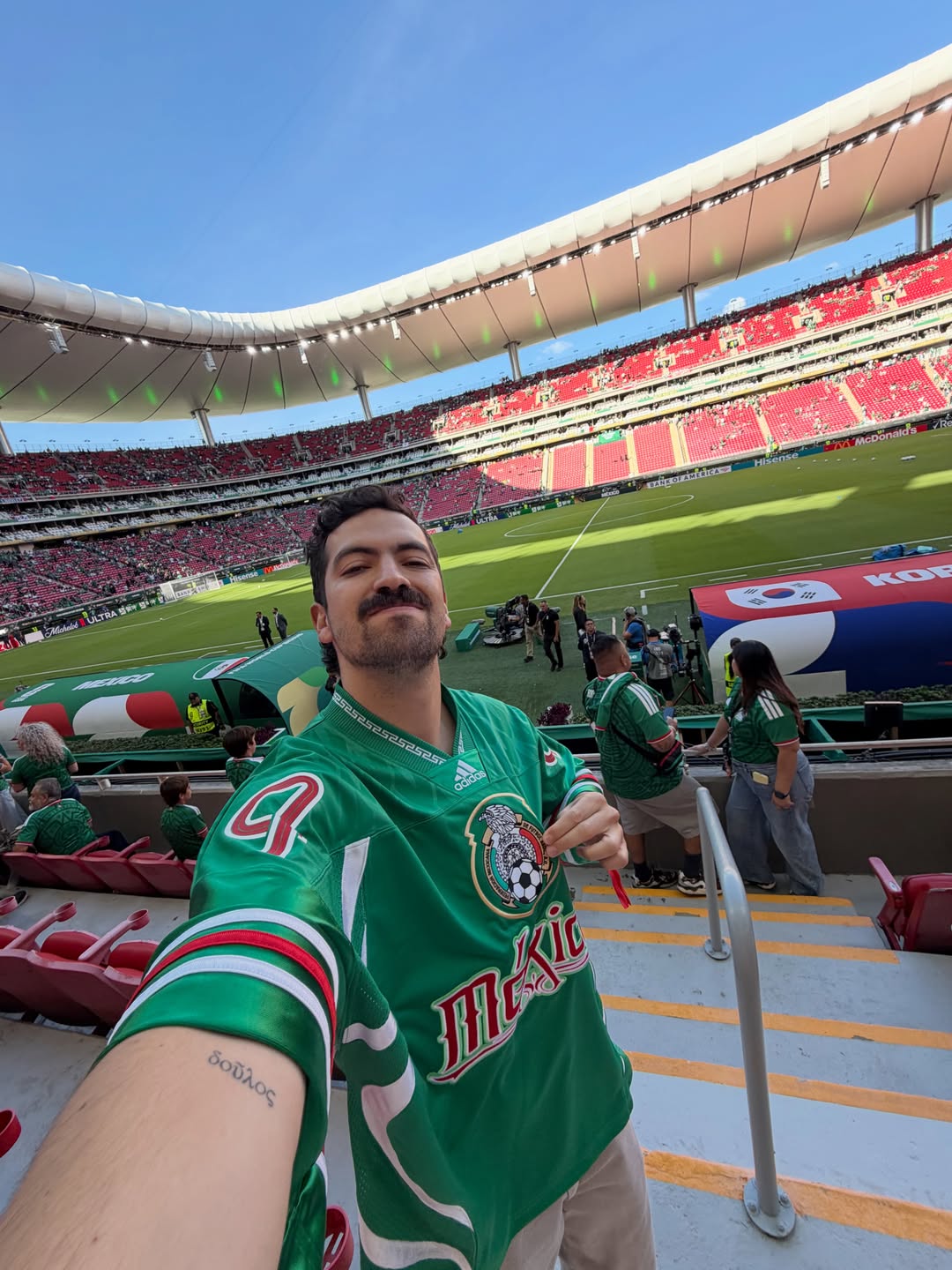 Mexican creator Jesús Elizondo celebrates the passion of Selección Mexicana fans inside the stadium ahead of an international football match in Mexico for Global Content Agency.