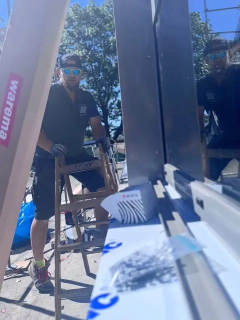 Instagram-Beitrag: Christoph bei der Montage von Sonnenschutz