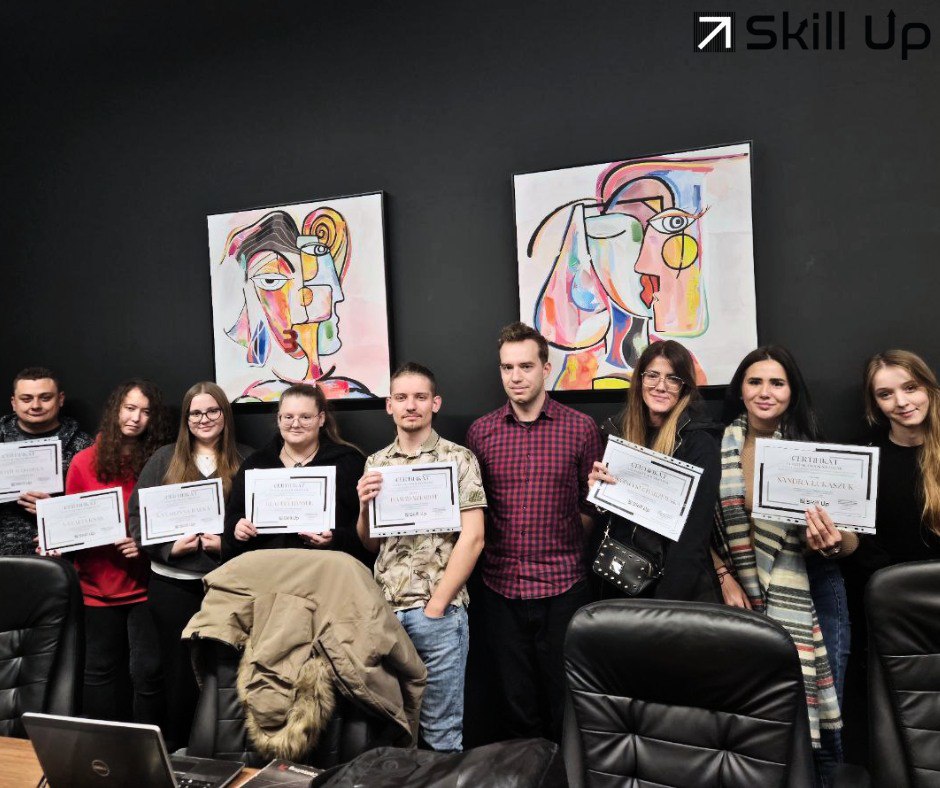 Flaga Unii Europejskiej powiewająca na wietrze przed nowoczesnym, przeszklonym budynkiem biurowym.