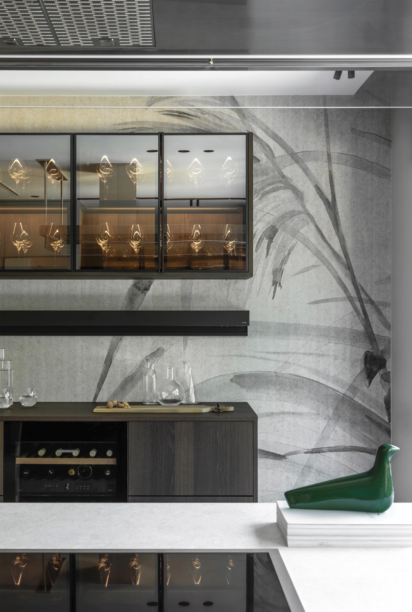 Cocina Arclinea con muebles de color marrón oscuro y acristalado