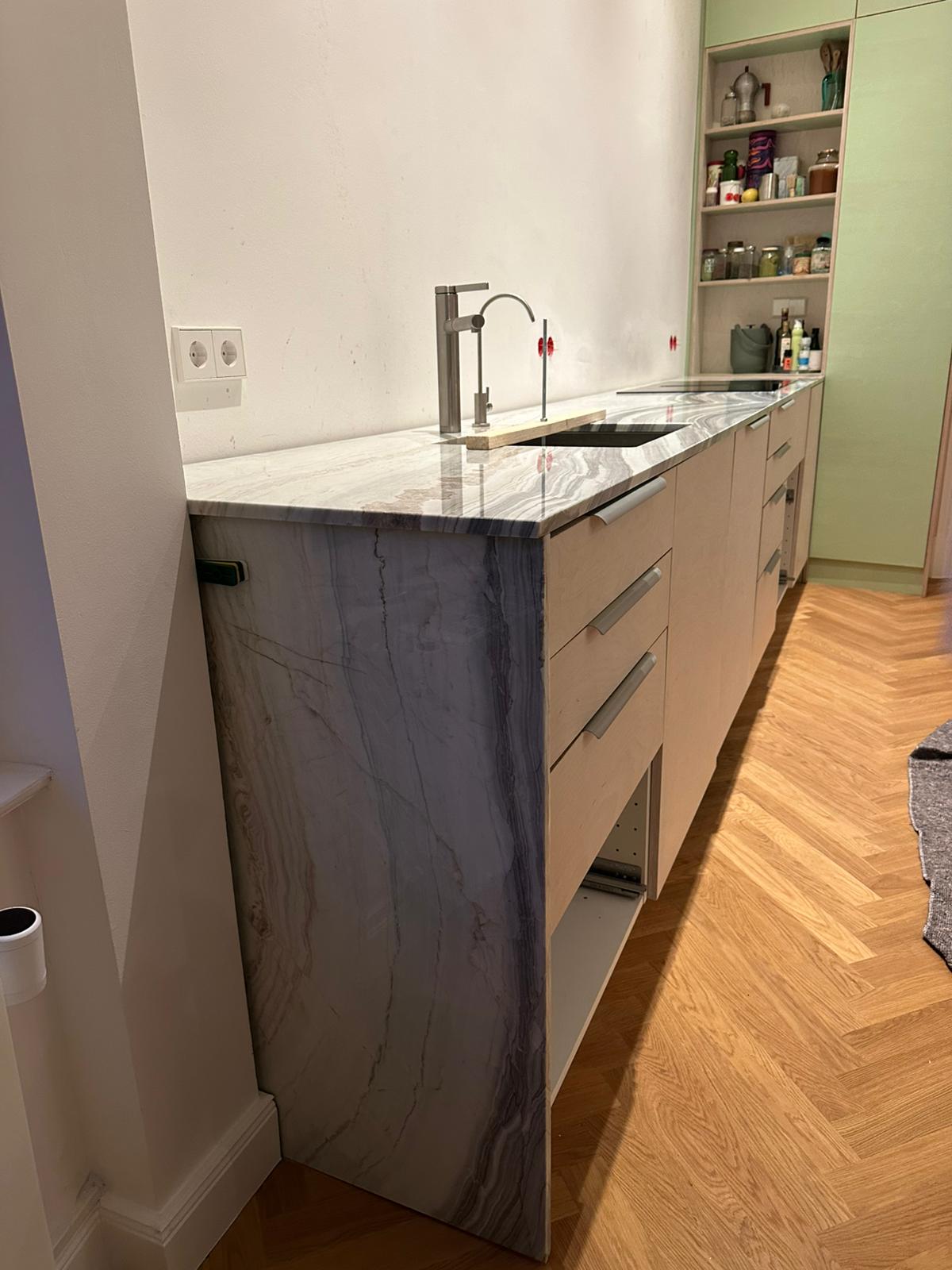 Custom made Marmor Küchenarbeitsplatte Wavy Grey Light produziert und montiert in Berlin