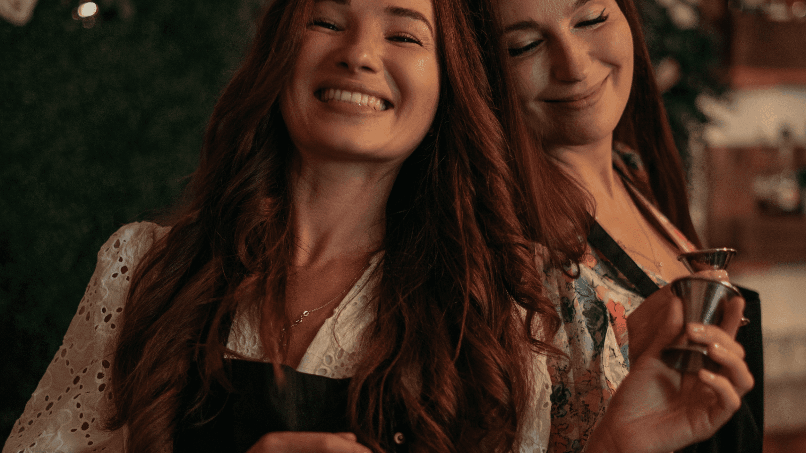 JGA Cocktailkurs in Frankfurt bei SAPOORI – lachende Gruppe beim Mixen kreativer Cocktails, professionelle Bartender, frische Zutaten und moderne Bar-Atmosphäre