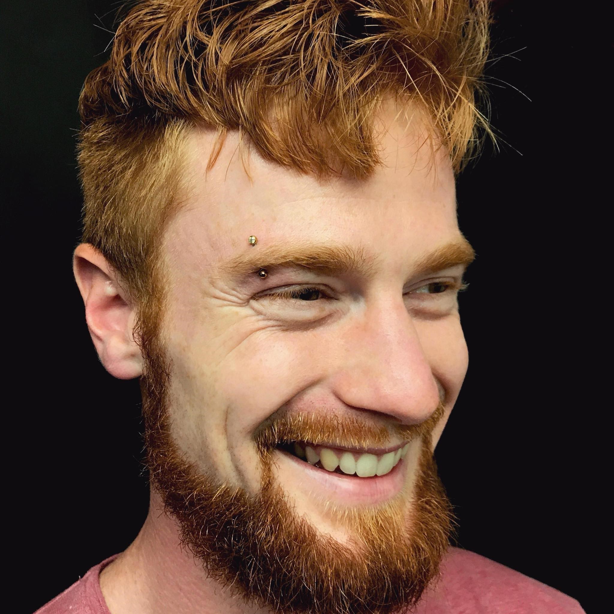 mann med øyenbryn piercing