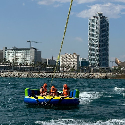 Ljudi na uzbudljivoj vožnji sofa tubom