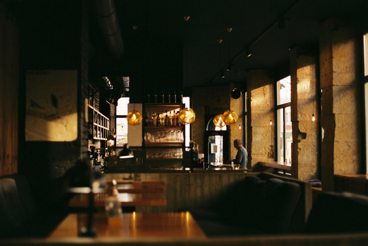 Salle de restaurant chaleureuse avec tables dressées