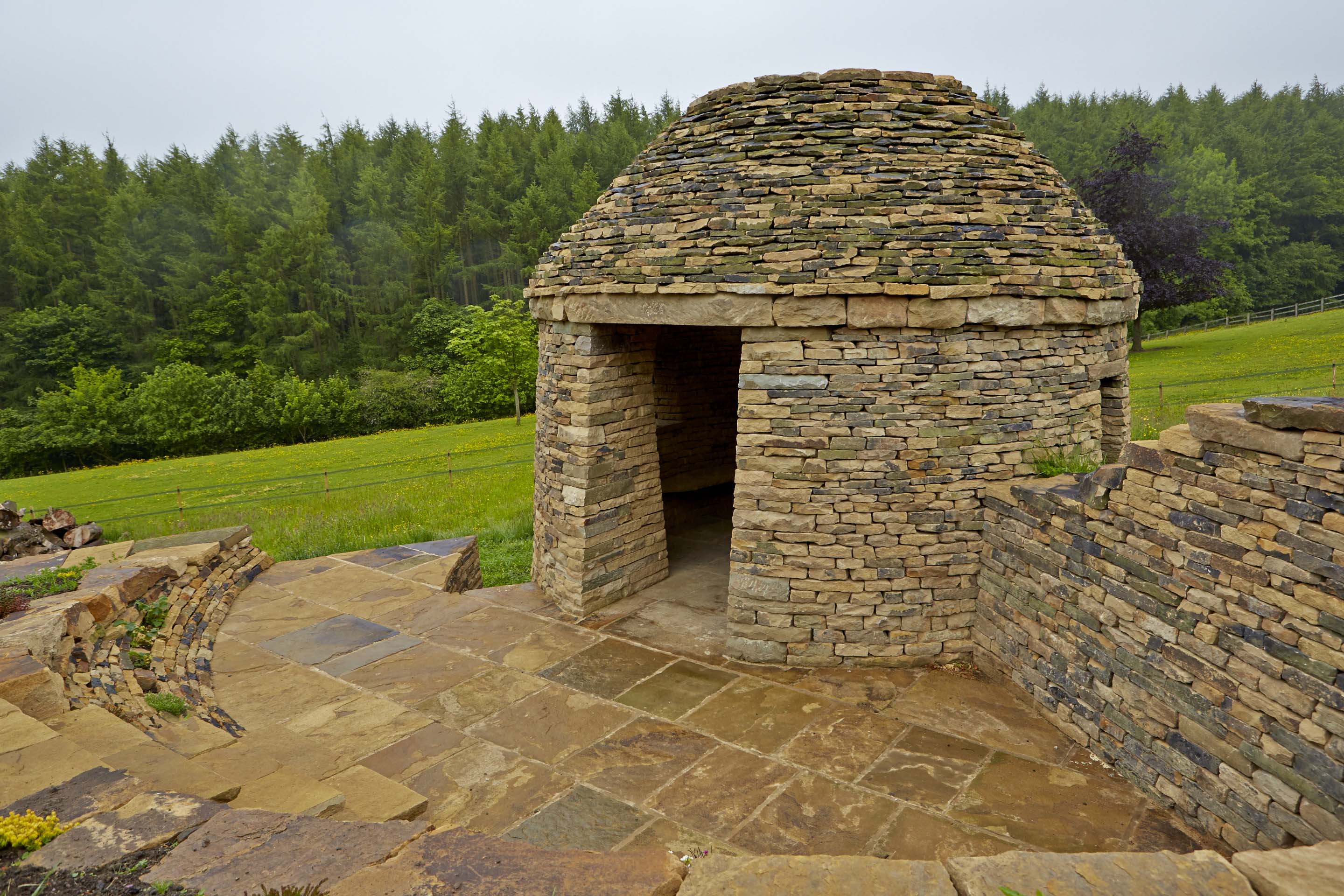 Trockenmauerkunstwerk Kuppel von Noble Stonework