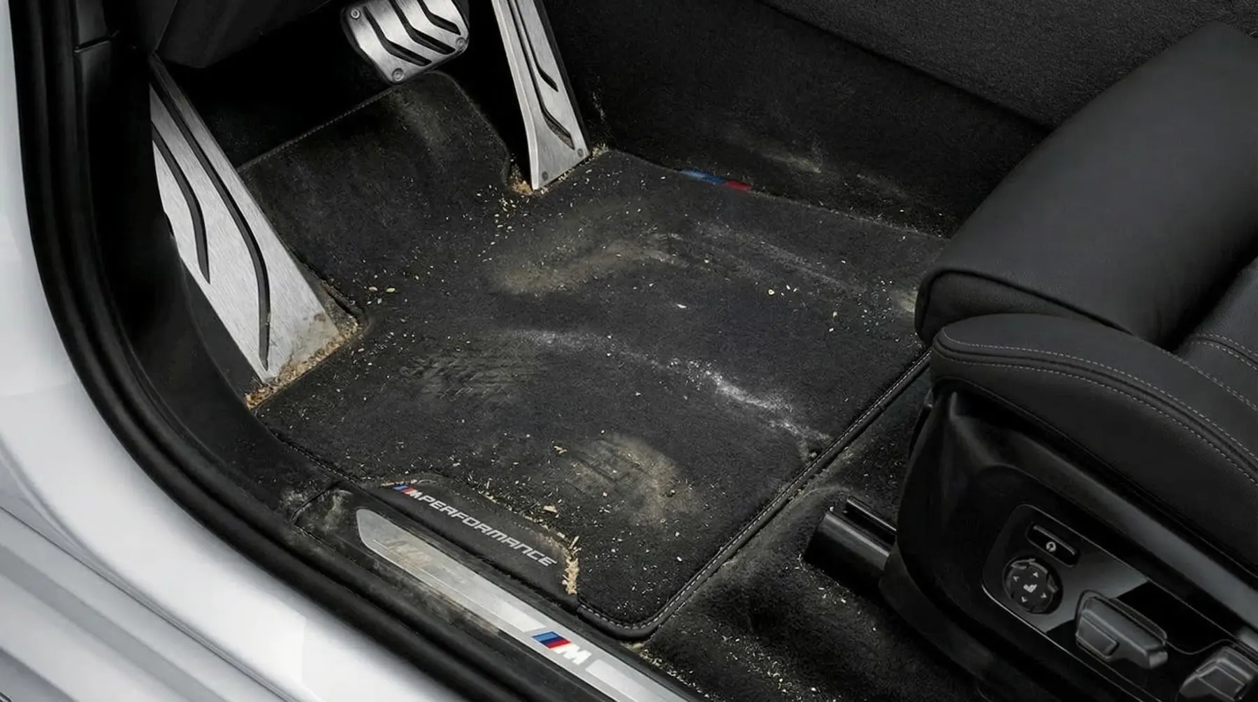 Tapis et moquettes sales à l’avant d’une BMW M2