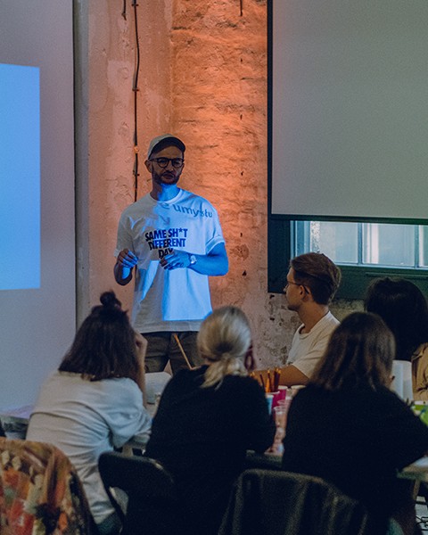 Zdjęcie przedstawiające prowadzącego oraz kursantów, podczas warsztatów kreatywnych.