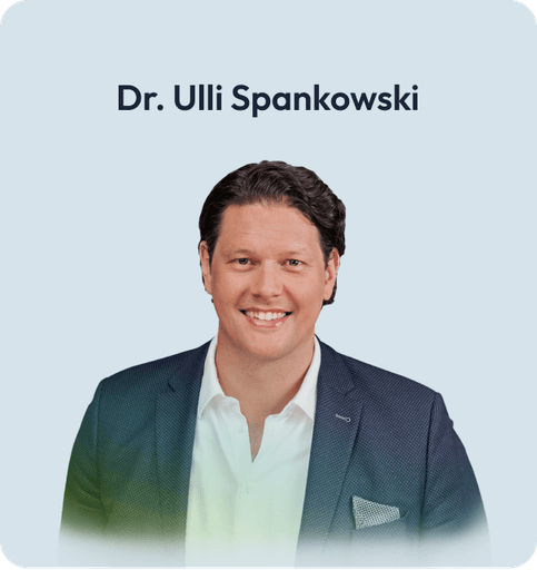 Porträt von Dr. Ulli Spankowski, im Anzug und mit Krawatte, professionell lächelnd.