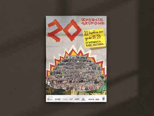 plakat 20 inicjatywy zdjęcia grupowego, napis namalowany pędzlem, informacje na karteczce memo oraz poprzednie zdjęcia przedstawione w formie wieży