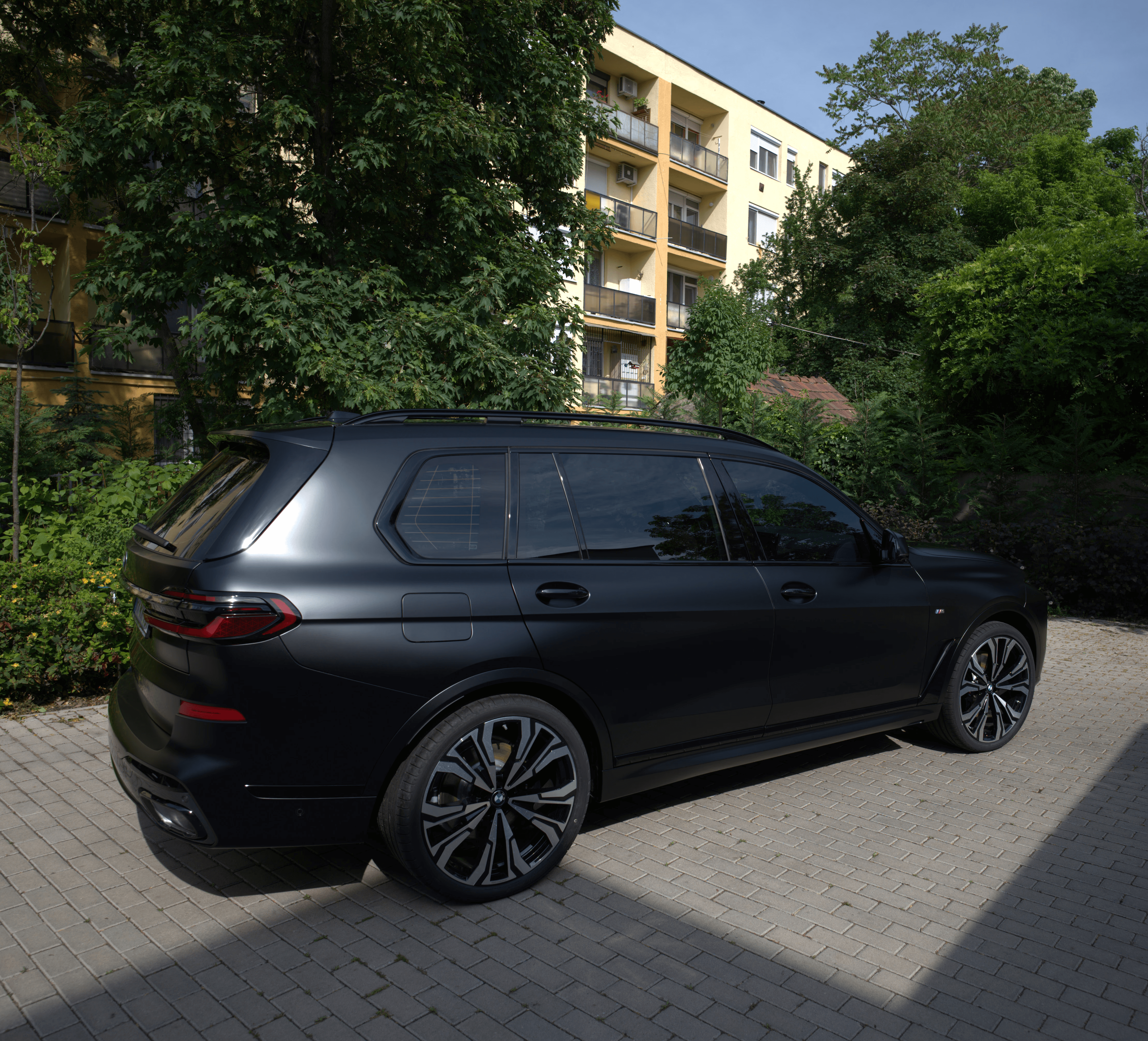 Elegáns matt PPF védőfóliával fóliázott BMW X7 luxus terepjáró, amely megóvja az eredetileg fényes fekete fényezést. Nortek ügyfél referencia fotója.