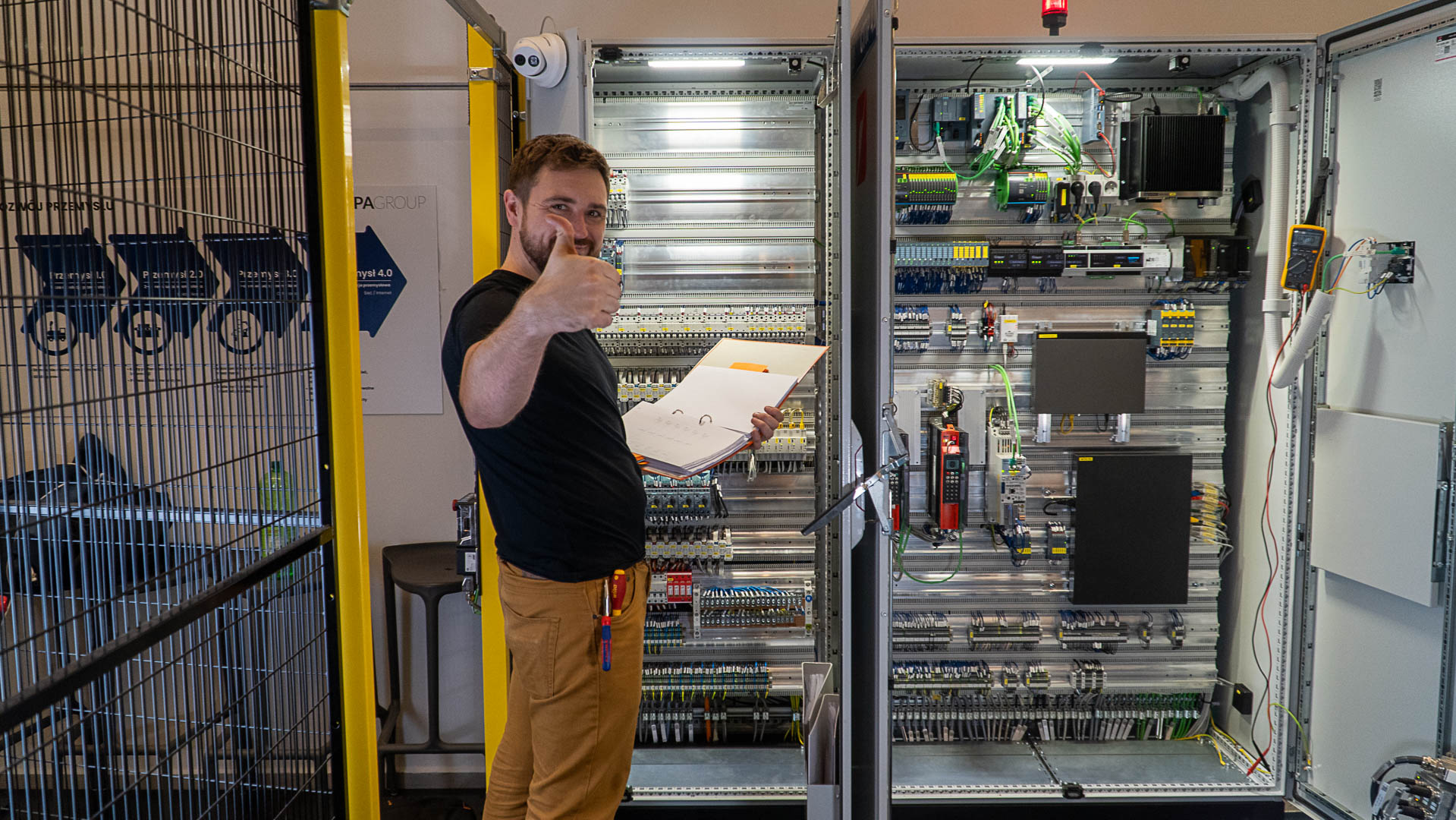 Instruktorius prie valdymo spintos