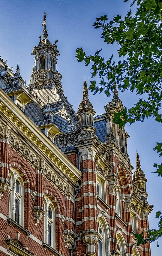 Monteur die dakgoot schoonmaakt met stofzuiger