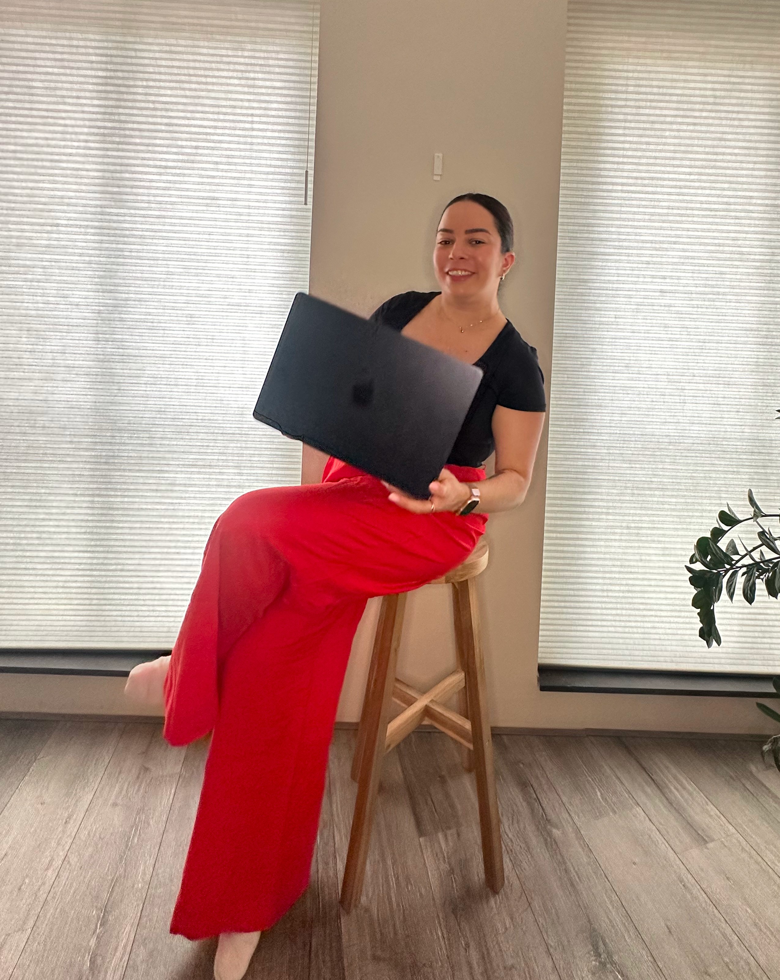 Karina Paviotti brainstormt webdesignideeën met Jackie naast haar laptop — creatieve workflow in beeld